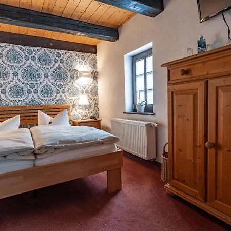 Gasthof Weingut Schuh - Zur Bosel 3*